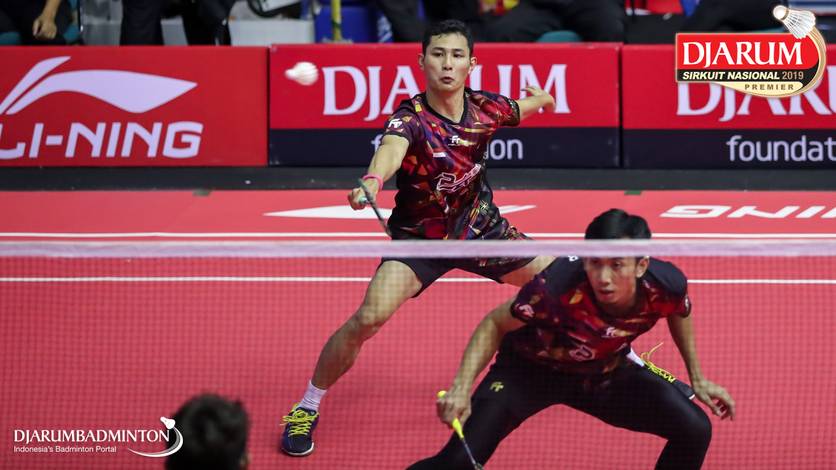 Kenas Adi Haryanto/Rian Agung Saputro (PB Berkat Abadi) mengembalikan shuttlecock. Kenas Adi Haryanto/Rian Agung Saputro (PB Berkat Abadi) mengembalikan shuttlecock.