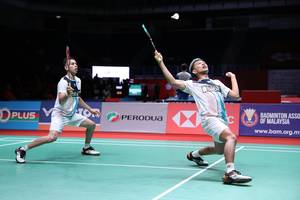 Fajar Alfian/Muhammad Rian Ardianto (Indonesia) bersiap menghadang pengembalian.