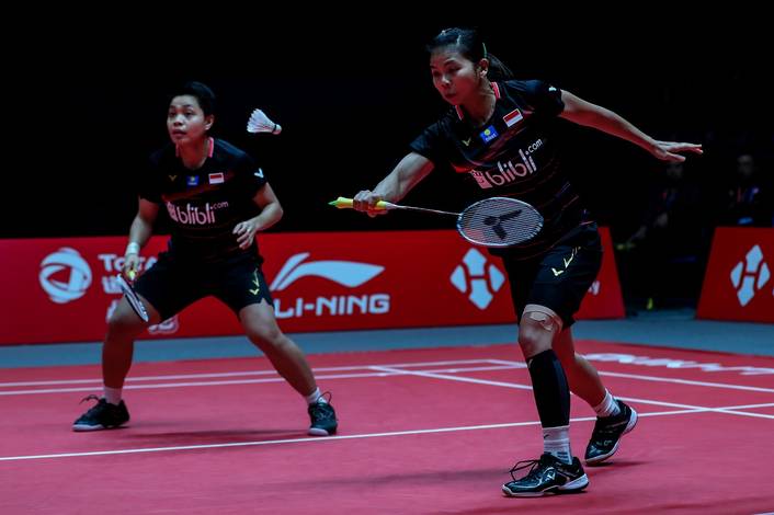 Greysia Polii/Apriyani Rahayu (Indonesia) bersiap menghadang pengembalian. Greysia Polii/Apriyani Rahayu (Indonesia) bersiap menghadang pengembalian.