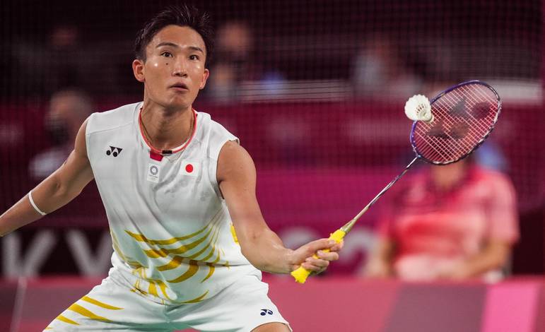 Kento Momota (Jepang) menyambut pengembalian. (Foto: BADMINTONPHOTO - Shi Tang) Kento Momota (Jepang) menyambut pengembalian. (Foto: BADMINTONPHOTO - Shi Tang)