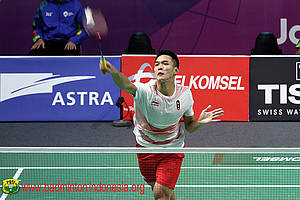 Jonatan Christie menyambar pengembalian tanggung.