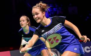 Amalie Schulz/Christine Busch (Denamrk) bersiap menghadang serangan. (Foto: BWF)