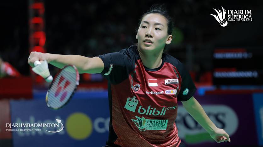 Li Michelle (PB Djarum Kudus) mengembalikan shuttlecock. Li Michelle (PB Djarum Kudus) mengembalikan shuttlecock.