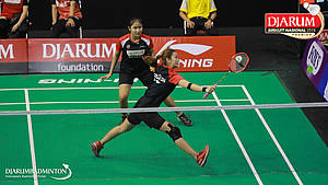 Salli Lin/Sang Ayu Putu Kharisma Maharani (PB Djarum Kudus) mengembalikan shuttlecock.