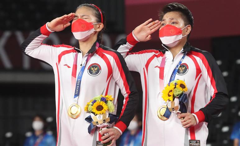 Penghormatan Bendera Merah Putih yang dilakukan ganda putri Indonesia, Greysia Polii/Aproyani Rahayu. (Foto: BADMINTONPHOTO: Yves Lacroix) Penghormatan Bendera Merah Putih yang dilakukan ganda putri Indonesia, Greysia Polii/Aproyani Rahayu. (Foto: BADMINTONPHOTO: Yves Lacroix)