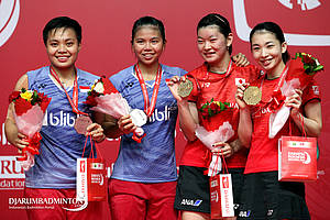 Apriyani Rahayu, Greysia Polii, Ayaka Takahashi dan Misaki Matsutomo berfoto di podium juara.