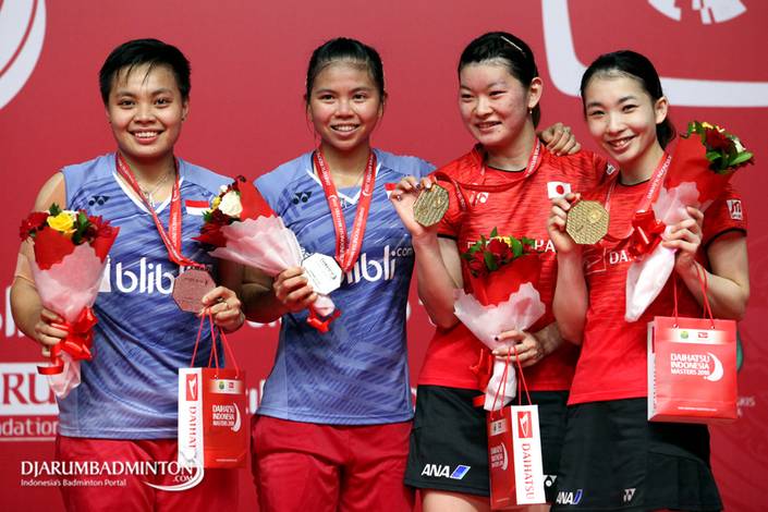 Apriyani Rahayu, Greysia Polii, Ayaka Takahashi dan Misaki Matsutomo berfoto di podium juara. Apriyani Rahayu, Greysia Polii, Ayaka Takahashi dan Misaki Matsutomo berfoto di podium juara.