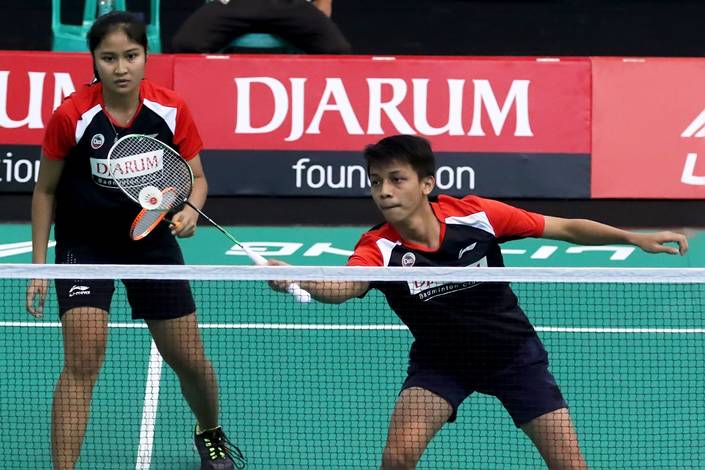 Asghar Herfanda/Sang Ayu Putu Kharisma Maharani (PB Djarum Kudus) menyambut pengembalian.