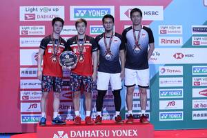 Kevin Sanjaya Sukamuljo/Marcus Fernaldi Gideo (kiri) dan Hendra Setiawan/Mohammad Ahsan saat berdiri di podium juara Japan Open 2019 BWF World Tour Super 750.