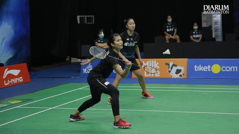 Febby Valencia Dwijayanti Gani/Yulfira Barkah (tim Garuda) bersiap menghadang pengembalian. Febby Valencia Dwijayanti Gani/Yulfira Barkah (tim Garuda) bersiap menghadang pengembalian.