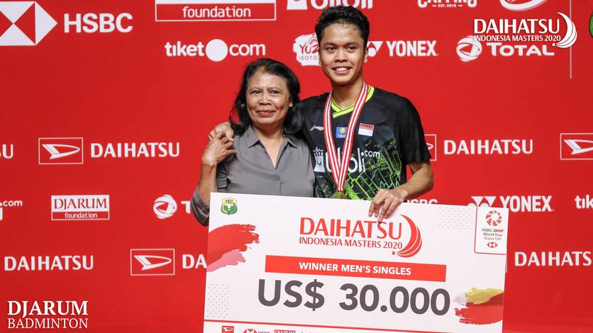 Anthony Sinisuka Ginting (kanan) dan sang ibunda berfoto bersama di podium juara Daihatsu Indonesia Masters 2020 BWF World Tour Super 500. Anthony Sinisuka Ginting (kanan) dan sang ibunda berfoto bersama di podium juara Daihatsu Indonesia Masters 2020 BWF World Tour Super 500.