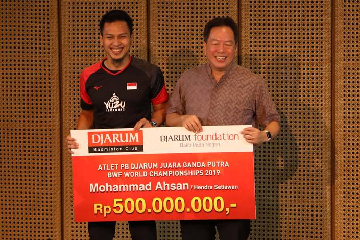 Mohammad Ahsan (kiri) menerima hadiah langsung dari President Director Djarum Foundation, Victor Hartono. Mohammad Ahsan (kiri) menerima hadiah langsung dari President Director Djarum Foundation, Victor Hartono.