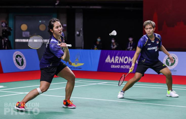 Ganda putri Indonesia, Ribka Sugiarto/Siti Fadia Silva Ramadhanti bersiap menghadang serangan. (Copyright: Badmintonphoto | Courtesy of BWF)