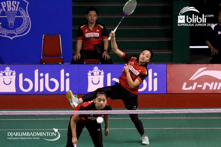 Indah Cahya Sari Jamil/Sintia Dewi Yuliani (PB Djarum Kudus) mengembalikan shuttlecock. Indah Cahya Sari Jamil/Sintia Dewi Yuliani (PB Djarum Kudus) mengembalikan shuttlecock.
