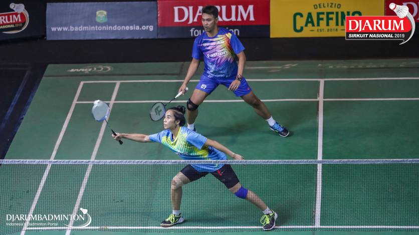 Ardiansyah Putra/Nadiya Melati (PB AIC Badminton Academy/PB Pertamina Fastron) mengembalikan shuttlecock. Ardiansyah Putra/Nadiya Melati (PB AIC Badminton Academy/PB Pertamina Fastron) mengembalikan shuttlecock.