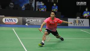 Anthony Sinisuka Ginting (Indonesia) bersiap menyambut pengembalian.