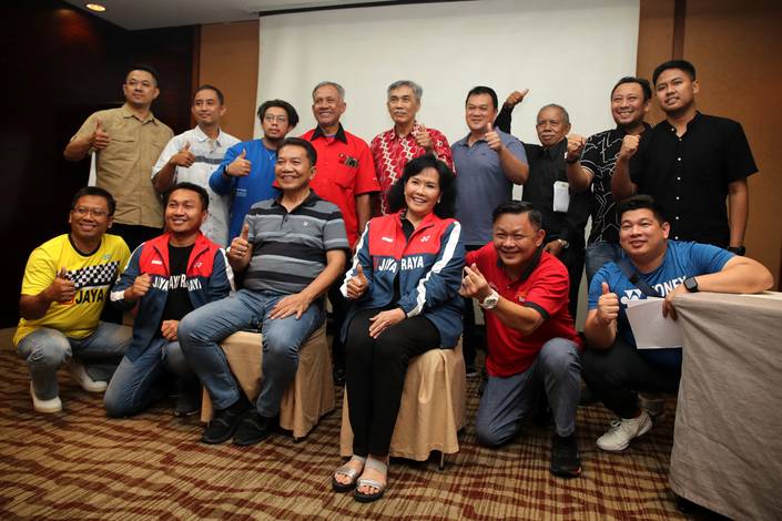 Para perwakilan klub berfoto bersama usai drawing Polytron Superliga Junior 2023 (Djarum Badminton) Para perwakilan klub berfoto bersama usai drawing Polytron Superliga Junior 2023 (Djarum Badminton)
