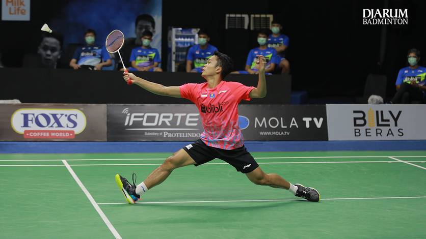 Anthony Sinisuka Ginting (Indonesia) menyambut pengembalian. Anthony Sinisuka Ginting (Indonesia) menyambut pengembalian.