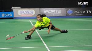 Komang Ayu Cahya Dewi mengembalikan shuttlecock.