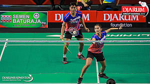 Muhammad Yusuf Maulana/Silvia Ratih (PB Exist) mengembalikan shuttlecock.