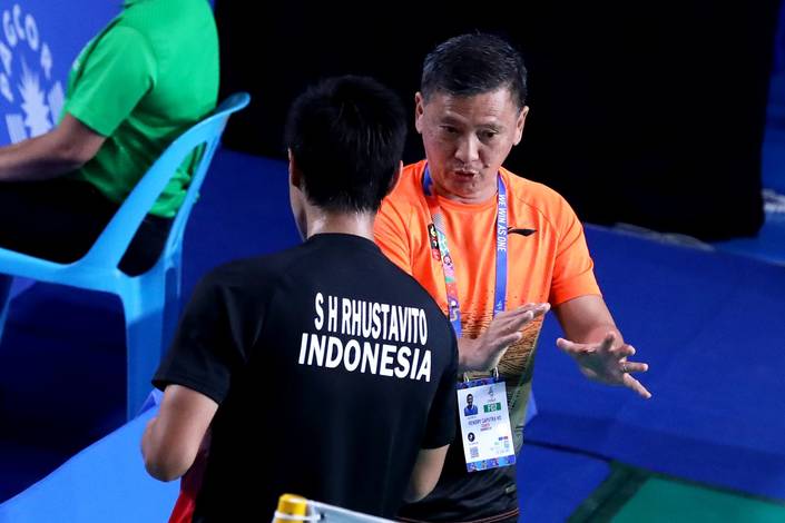 Hendry Saputra (kanan) saat memberikan arahan kepada Shesar Hiren Rhustavito. Hendry Saputra (kanan) saat memberikan arahan kepada Shesar Hiren Rhustavito.