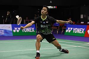 Anthony Sinisuka Ginting (Indonesia) mengembalikan shuttlecock.
