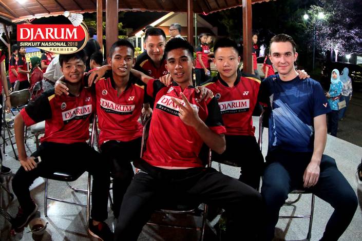 Andrew Shaun Rouse (Kanan Foto) Bersama Para Atlet PB Djarum Kudus