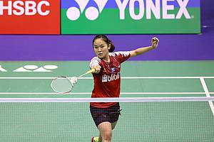 Ruselli Hartawan (Indonesia) menyambut pengembalian.