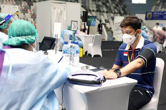 Pemain ganda putra Indonesia, Muhammad Rian Ardianto menerima vaksin. (Foto: PP PBSI) Pemain ganda putra Indonesia, Muhammad Rian Ardianto menerima vaksin. (Foto: PP PBSI)