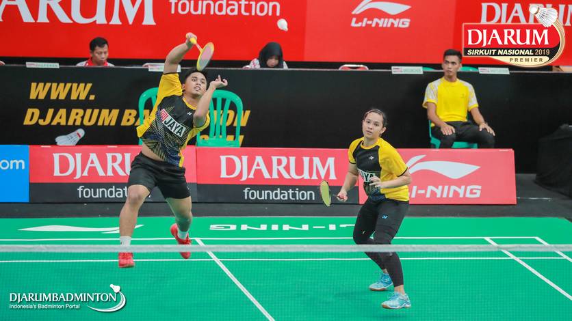 Amri Syahnawi/Masita Mahmudin (Jaya Raya) mengembalikan shuttlecock.