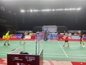 Sektor ganda campuran Indonesia saat menjalani sesi latihan di Impact Arena, Bangkok. (Foto: PBSI)