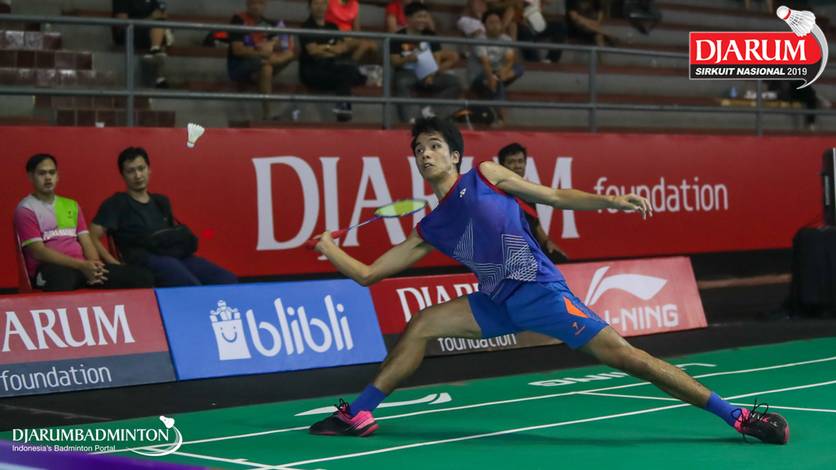 Alden Lefilson Putra Mainaky (PB Putra Mainaky) bersiap mengembalikan shuttlecock. Alden Lefilson Putra Mainaky (PB Putra Mainaky) bersiap mengembalikan shuttlecock.