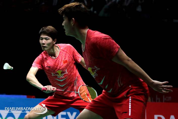 Li Jun Hui/Liu Yu Chen (Tiongkok) bersiap menghadang serangan. Li Jun Hui/Liu Yu Chen (Tiongkok) bersiap menghadang serangan.