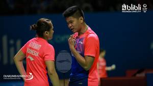 Praveen Jordan/Melati Daeva Oktavianti (Indonesia) saling berkomunikasi di lapangan.