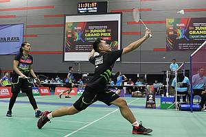 Leo Rolly Carnando/Indah Cahya Sari Jamil (Indonesia) bersiap menyambar pengembalian.