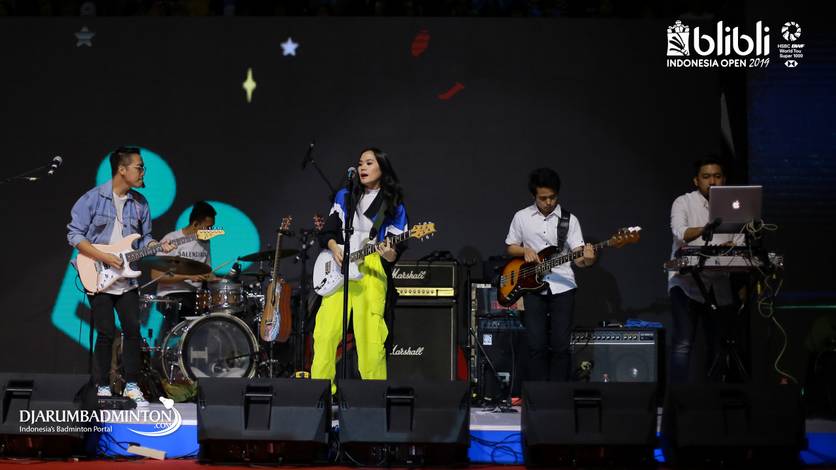 Sheryl Sheinafia’s performance before the match started. Sheryl Sheinafia’s performance before the match started.