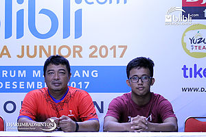 Eko Kusbiantoro (Kiri) Bersama Salah Satu Anak Didiknya di FIFA Badminton Club