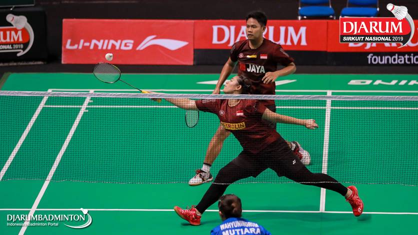 Irfan Fadhillah/Shela Devi Aulia (PB Jaya Raya) mengembalikan shuttlecock. Irfan Fadhillah/Shela Devi Aulia (PB Jaya Raya) mengembalikan shuttlecock.