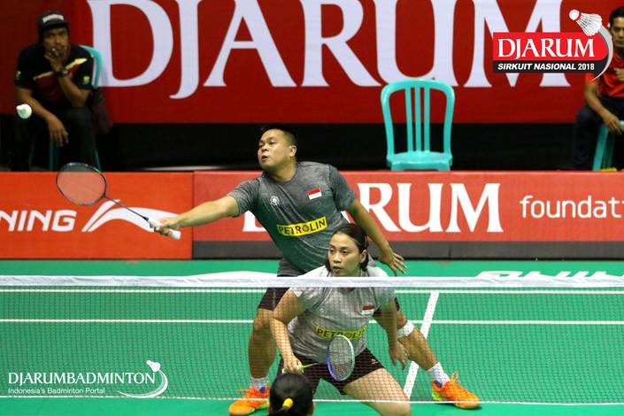 Markis Kido/Pia Zebadiah Bernadet (Jaya Raya Jakarta) mengembalikan shuttlecock. Markis Kido/Pia Zebadiah Bernadet (Jaya Raya Jakarta) mengembalikan shuttlecock.