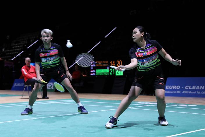 Rinov Rivaldy/Pitha Haningtyas Mentari (Indonesia) mengembalikan shuttlecock. Rinov Rivaldy/Pitha Haningtyas Mentari (Indonesia) mengembalikan shuttlecock.