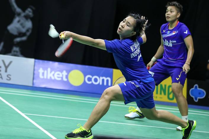 Apriyani Rahayu/Mychelle Chrystine Bandaso mengembalikan shuttlecock. Apriyani Rahayu/Mychelle Chrystine Bandaso mengembalikan shuttlecock.