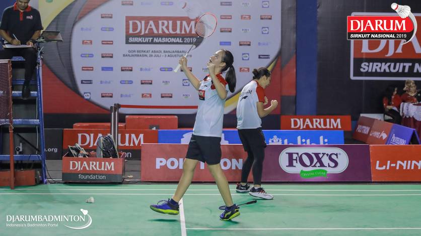 Selebrasi kemenangan Kelly Larissa/Sintia Dewi Yuliani (PB Djarum Kudus). Selebrasi kemenangan Kelly Larissa/Sintia Dewi Yuliani (PB Djarum Kudus).