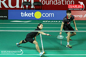 Adnan Maulana/Masita Mahmudin (Jaya Raya Jakarta) mengembalikan shuttlecock.