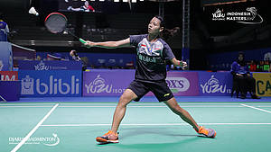 Alifia Intan Nurrohkhim (Indonesia) menyambut pengembalian.