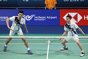 Fajar Alfian/Muhammad Rian Ardianto (Indonesia) bersiap menghadang serangan.