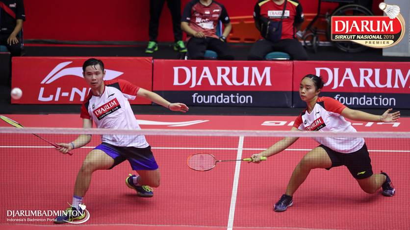 Alan Darmasaputra Kristanto/Berliona Alma Pradisa (PB Djarum Kudus) menghadang serangan. Alan Darmasaputra Kristanto/Berliona Alma Pradisa (PB Djarum Kudus) menghadang serangan.