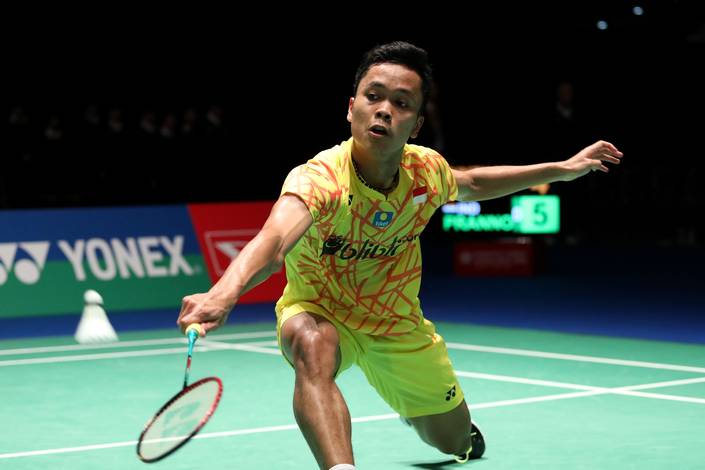 Anthony Sinisuka Ginting mengembalikan shuttlecock. Anthony Sinisuka Ginting mengembalikan shuttlecock.