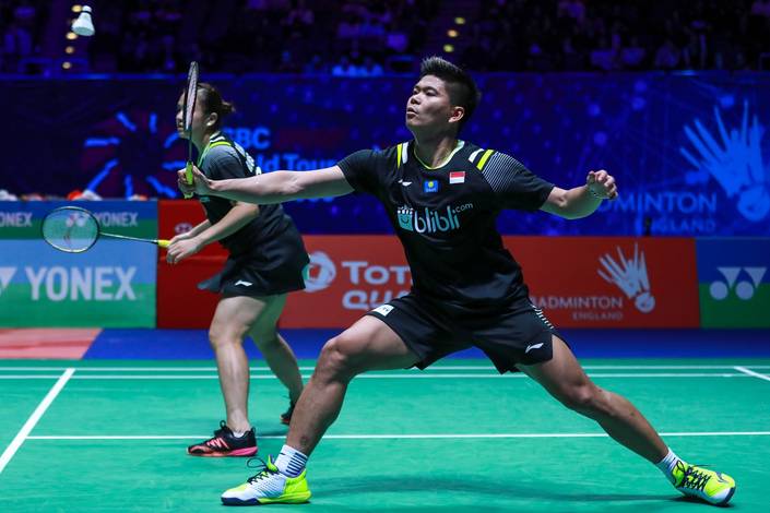 Praveen Jordan/Melati Daeva Oktavianti (Indonesia) mengembalikan shuttlecock. Praveen Jordan/Melati Daeva Oktavianti (Indonesia) mengembalikan shuttlecock.