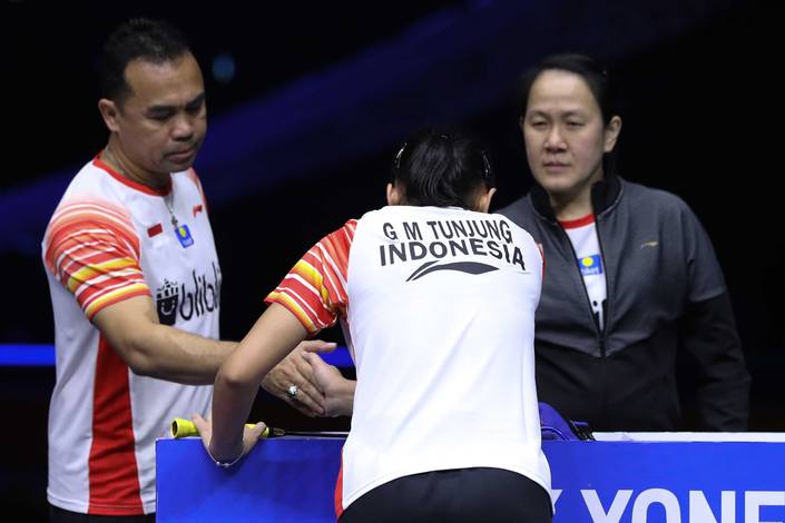 Gregoria Mariska Tunjung (in the middle) when listening directions from Rionny Mainaky and Minarti Timur (Pic: PBSI) Gregoria Mariska Tunjung (in the middle) when listening directions from Rionny Mainaky and Minarti Timur (Pic: PBSI)