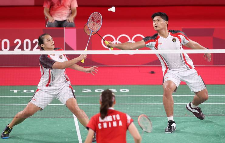 Praveen Jordan/Melati Daeva OKtavianti (Indonesia) menghadang pengembalian. (Foto: BADMINTONPHOTO - Yves Lacroix) Praveen Jordan/Melati Daeva OKtavianti (Indonesia) menghadang pengembalian. (Foto: BADMINTONPHOTO - Yves Lacroix)